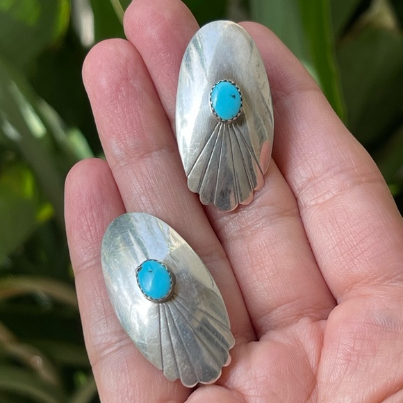 Vintage Jewelry - Native American Arizona turquoise sterling silver earrings